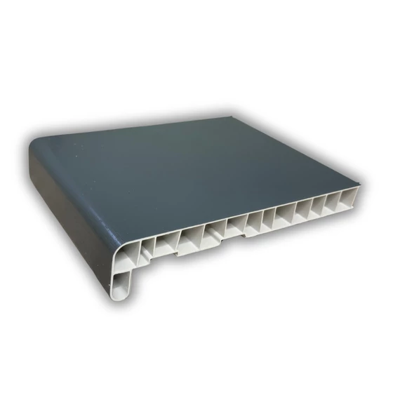 Műanyag párkány fóliázott quarzgrau 15 cm mélységű 240 cm hosszúságú kamrás szerkezetű csak belső használatra REN: 02.11.71.000046-116700/7039.05-116700